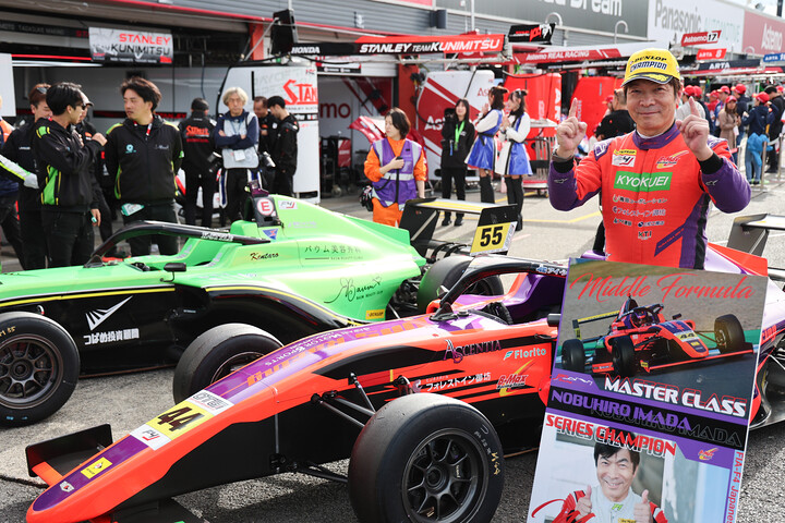 インディペンデントクラスでチャンピンを獲得した今田信宏（B-MAX RACING TEAM）