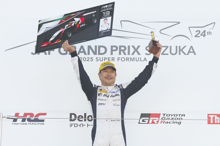 シリーズチャンピオン表彰式: マスタークラス2025年ドライバーズチャンピオンの鳥羽豊（AIWIN）