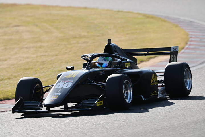 第6戦レース13予選3位、レース15予選2位は卜部和久（B-MAX RACING F111）