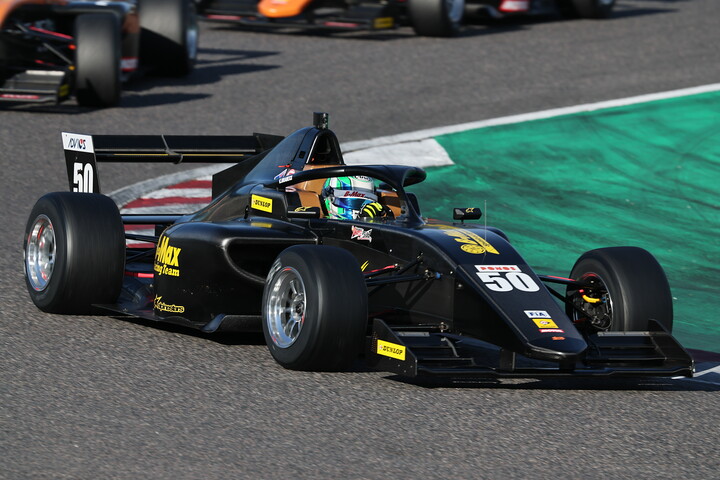 優勝は卜部和久（B-MAX RACING F111）