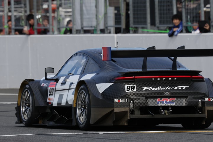 来シーズンからホンダがスーパーGTに投入するホンダ・HRC・プレリュードGTのデモランが行われた