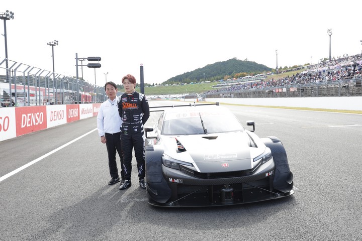 来シーズンからホンダがスーパーGTに投入するホンダ・HRC・プレリュードGTのデモランが行われた