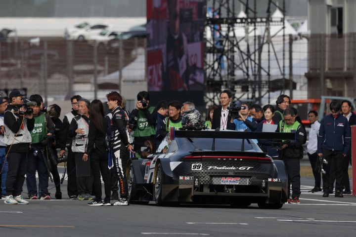 来シーズンからホンダがスーパーGTに投入するホンダ・HRC・プレリュードGTのデモランが行われた