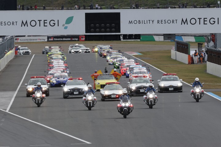決勝に先立ち栃木県警によるパレードラップが行われた