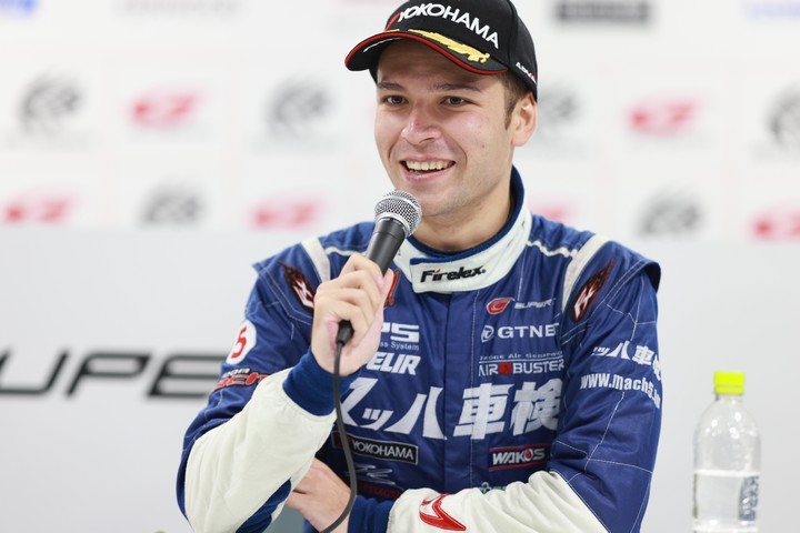 決勝記者会見: GT300クラスで優勝した木村偉織（TEAM MACH）