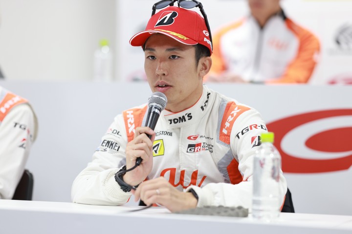 決勝記者会見: GT500クラスで優勝した坪井翔（TGR TEAM au TOM'S）
