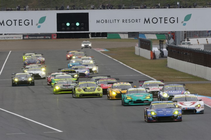 GT300クラスのスタートシーン