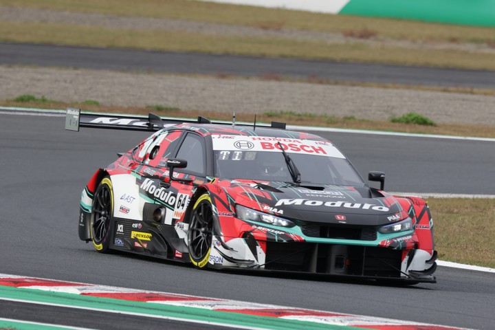公式練習: GT500クラス2位はModulo CIVIC TYPE R-GT（伊沢拓也／大草りき）