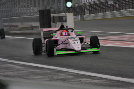 ファイナルレース6位はハナ・バートン（BigBoss W TOM'S KYOJO KC-MG01）