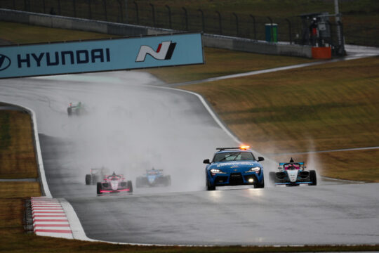 ファイナルレースはセーフティーカースタートとなった