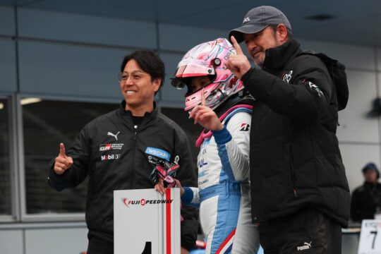 スプリントで優勝した下野璃央と星野一樹監督、鉢呂敏彦オーナー