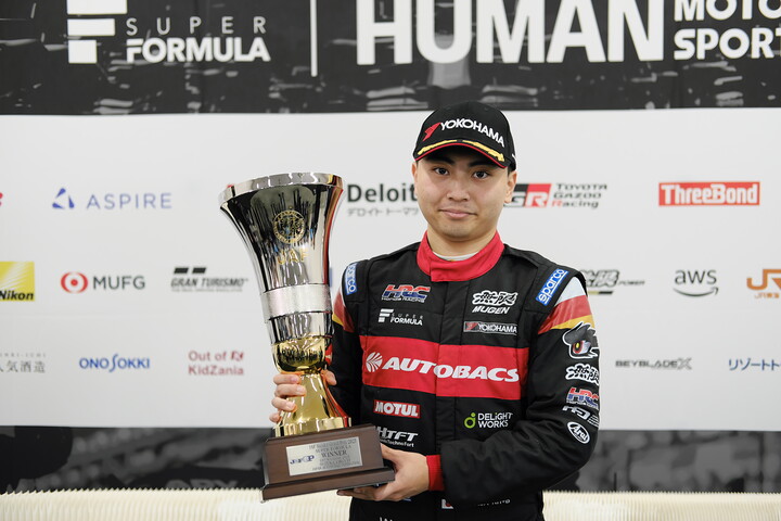 2025年度ドライバーズチャンピオンを獲得した岩佐歩夢（TEAM無限）