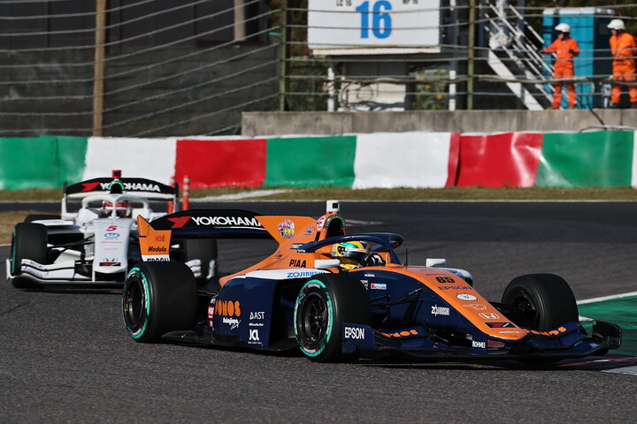 スタート直後、イゴール・オオムラ・フラガと牧野任祐のトップ争い