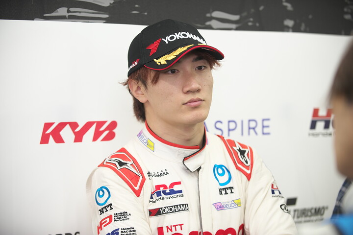 決勝記者会見: 2位の牧野任祐（DOCOMO TEAM DANDELION RACING）