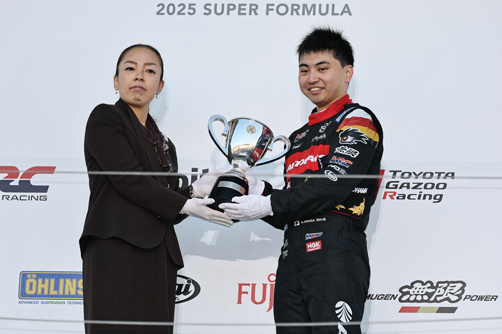  瑶子女王杯を受け取るチャンピオンの岩佐歩夢（TEAM MUGEN）