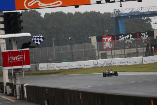 トップでゴールする切替悠喜（ファーストガレージRSD S2）