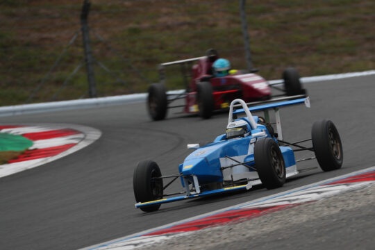 ジェントルマンクラス決勝2位は秋山健也（スーパーウインズKKS2）