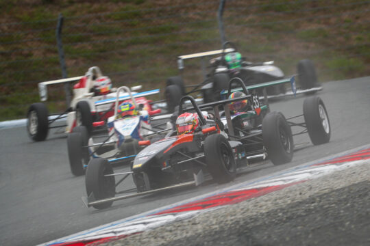 決勝6位は酒井翔太（ファーストガレージKK-S2）