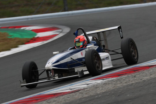 優勝は吉田馨（TAKE FIRST KKS-2）