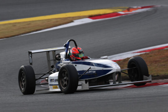 ポールポジションは吉田馨（TAKE FIRST KKS-2）