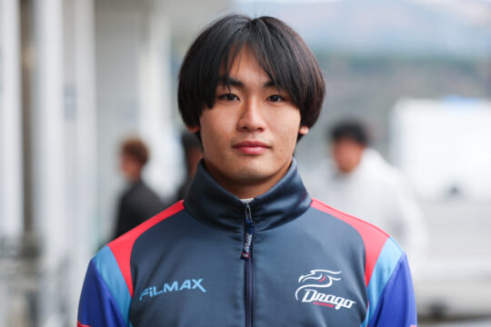 ポールポジションを獲得した吉田馨（TAKE FIRST KKS-2）