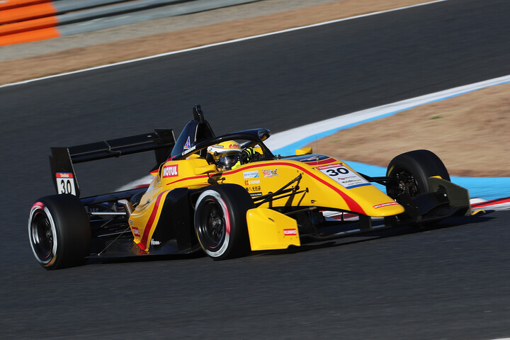 第16戦予選3位、第17戦予選2位はDRAGON（TEAM DRAGON 324）