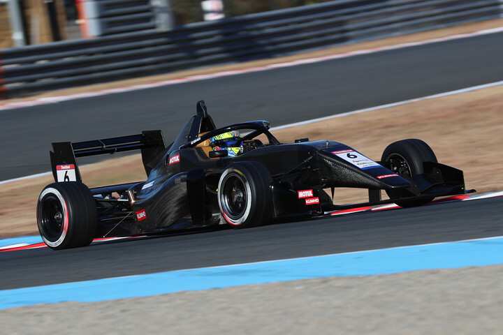 第16戦、第17戦ともマスタークラスポールポジションはケン・アレックス（BUZZ RACING ）