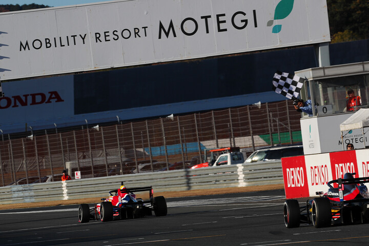 トップでゴールする野村勇斗（HFDP WITH B-MAX RACING）