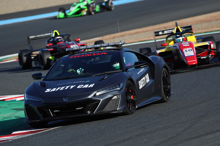 レースは終盤、セーフティーカーが導入された