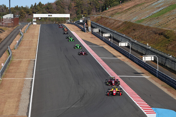 スタート直後のバックストレート