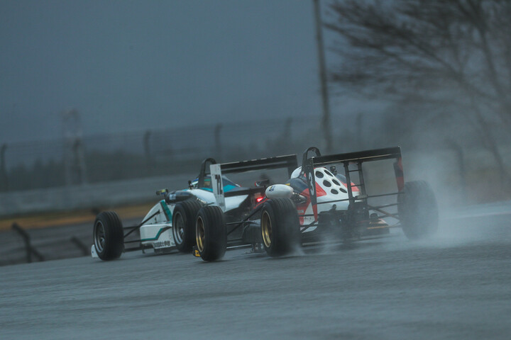 金井亮忠と村上太晟の争い