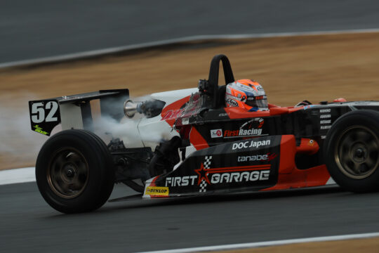 日本一決定戦B組白煙を上げる津田充輝（ファーストガレージKK-SII）