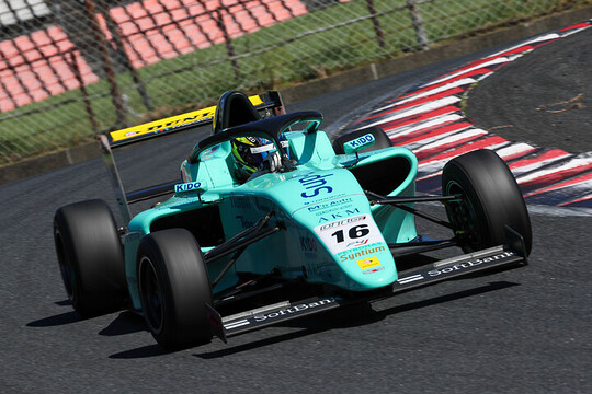 チャンピオンクラス第11戦予選5位、第12戦予選3位は白崎稜（Kageyama YBS Verve MCS4）