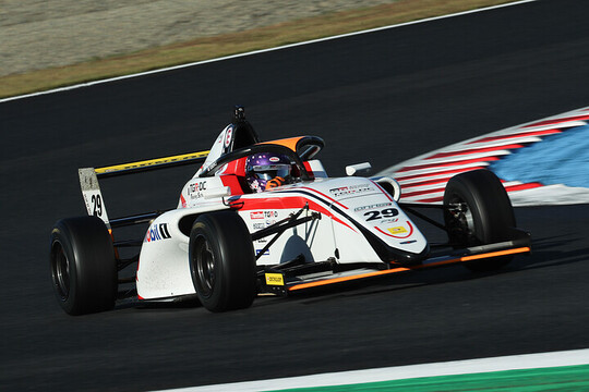 チャンピオンクラス: 第13戦予選3位、第14戦予選2位は鈴木斗輝哉（TGR-DC RS F4）