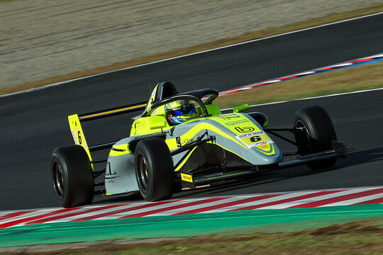 インディペンデントクラス: 第13戦、第14戦ともポールポジションはケン・アレックス（BUZZ RACING）