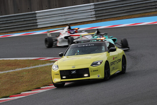 レースは途中セーフティーカーが導入された