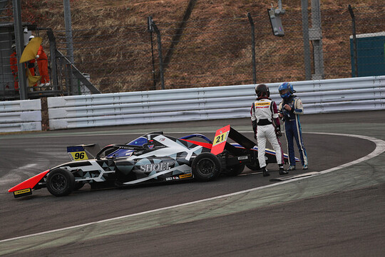 レース再開後のアクシデント#2