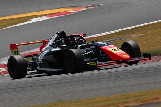 インデペンデントクラス: 第4戦予選2位、第5戦予選7位は小嶋禎一（Classic Car.jp Eagle）