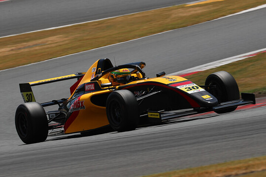 インデペンデントクラス: 第4戦、第5戦ともポールポジションはDRAGON（B-MAX TEAM DRAGON）