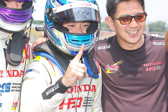 優勝した新原光太郎と武藤英記監督(HFDP with B-Max Racing) 優勝した新原光太郎と武藤英記監督(HFDP with B-Max Racing)