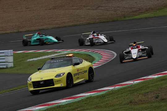 レースはセーフティーカースタートとなった