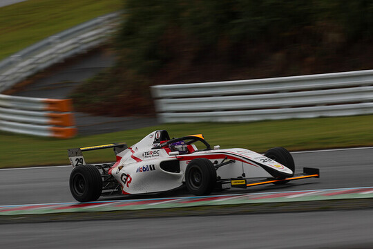 第8戦、第9戦ともポールポジションは鈴木斗輝哉（TGR-DC RS F4）