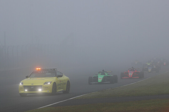 インディペンデントクラス決勝はセーフティーカー先導で始まった