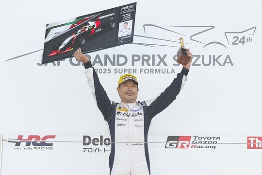 シリーズチャンピオン表彰式: マスタークラス2025年ドライバーズチャンピオンの鳥羽豊(AIWIN) シリーズチャンピオン表彰式: マスタークラス2025年ドライバーズチャンピオンの鳥羽豊(AIWIN)