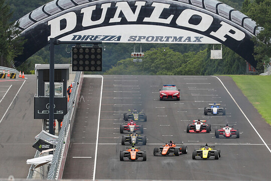 レースがスタートした レースがスタートした