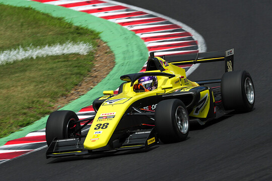 優勝は鈴木斗輝哉(マツモトキヨシTOM’S TGR-DC FR) 優勝は鈴木斗輝哉(マツモトキヨシTOM’S TGR-DC FR)