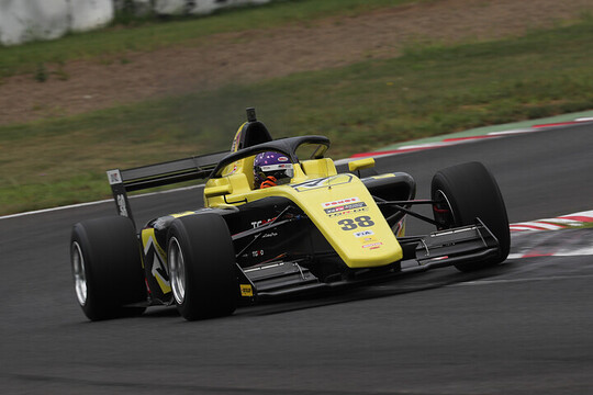 第4戦予選レース8,9,10すべてポールポジションの鈴木斗輝哉（マツモトキヨシTOM’S TGR-DC FR）