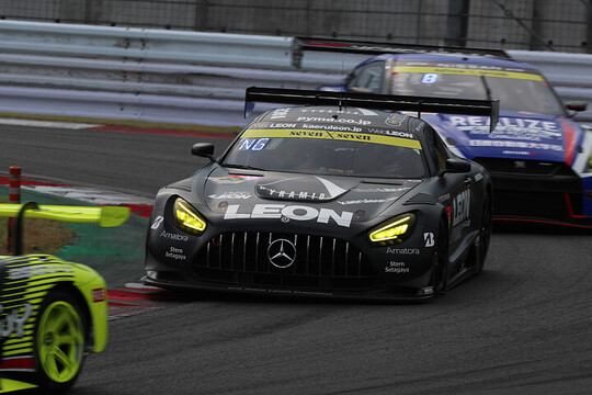レース1決勝: GT300クラス3位は蒲生尚弥(LEON PYRAMID AMG) レース1決勝: GT300クラス3位は蒲生尚弥(LEON PYRAMID AMG)