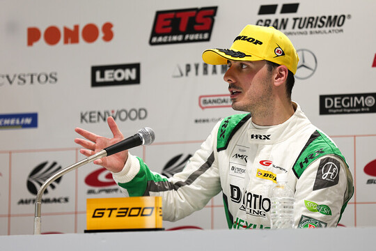 レース1決勝記者会見: GT300クラスで優勝したチャーリー・ファグ（D\'station Racing）