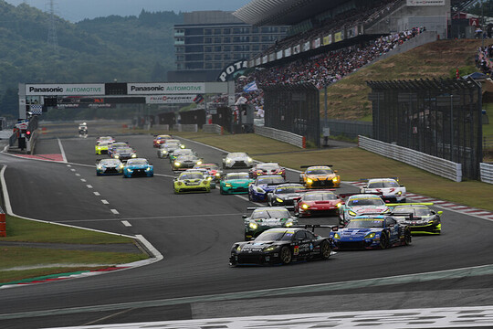 レース1決勝: GT300クラスのスタートシーン レース1決勝: GT300クラスのスタートシーン